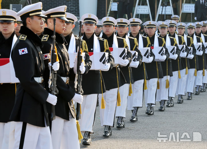 [서울=뉴시스] 배훈식 기자 = 15일 오전 서울 동작구 국립서울현충원에서 열린 2025년 6.25 전사자 합동봉안식에서 국군이 전사자 신위를 봉송하고 있다. 2025.12.15. dahora83@newsis.com