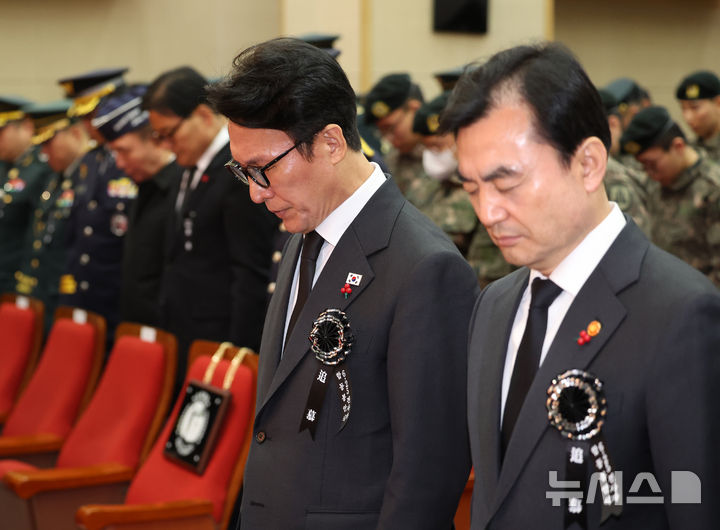 [서울=뉴시스] 배훈식 기자 = 김민석(왼쪽) 국무총리와 안규백 국방부 장관이 15일 오전 서울 동작구 국립서울현충원에서 열린 2025년 6.25 전사자 합동봉안식에서 묵념하고 있다. 2025.12.15. dahora83@newsis.com