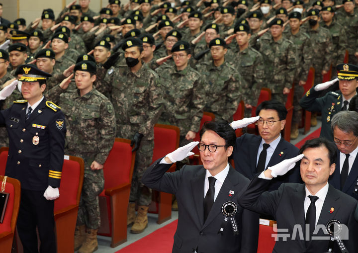 [서울=뉴시스] 배훈식 기자 = 김민석 국무총리와 안규백 국방부 장관이 15일 오전 서울 동작구 국립서울현충원에서 열린 2025년 6.25 전사자 합동봉안식에서 경례를 하고 있다. 2025.12.15. dahora83@newsis.com