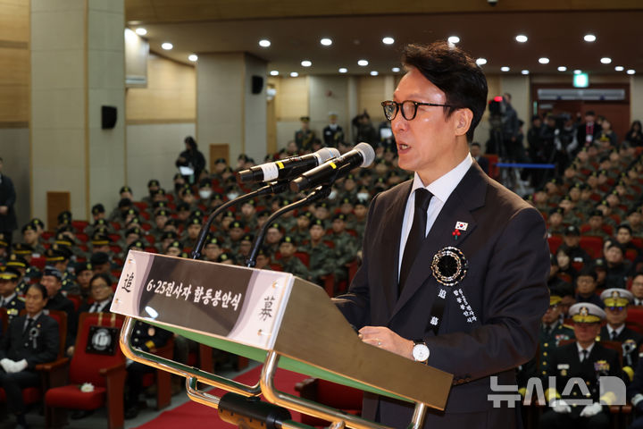 [서울=뉴시스] 배훈식 기자 = 김민석 국무총리가 15일 오전 서울 동작구 국립서울현충원에서 열린 2025년 6.25 전사자 합동봉안식에서 추도사를 하고 있다. 2025.12.15. dahora83@newsis.com