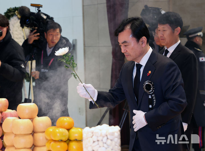 [서울=뉴시스] 배훈식 기자 = 안규백 국방부 장관이 15일 오전 서울 동작구 국립서울현충원에서 열린 2025년 6.25 전사자 합동봉안식에서 헌화하고 있다. 2025.12.15. dahora83@newsis.com