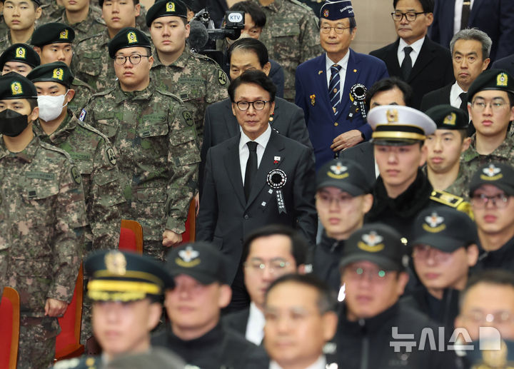 [서울=뉴시스] 배훈식 기자 = 김민석 국무총리가 15일 오전 서울 동작구 국립서울현충원에서 열린 2025년 6.25 전사자 합동봉안식에 참석하고 있다. 2025.12.15. dahora83@newsis.com