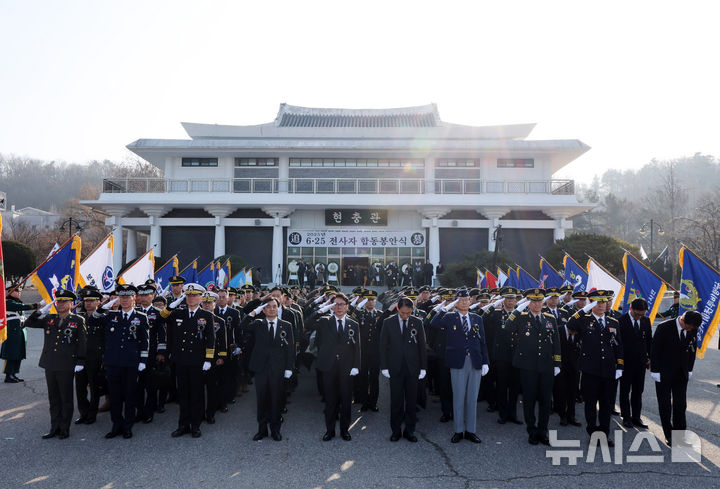 [서울=뉴시스] 배훈식 기자 = 김민석 국무총리를 비롯한 안규백 국방부 장관, 권오을 국가보훈부 장관 등이 15일 오전 서울 동작구 국립서울현충원에서 열린 2025년 6.25 전사자 합동봉안식에서 전사자 신위 봉송 행렬을 향해 경례하고 있다. 2025.12.15. dahora83@newsis.com