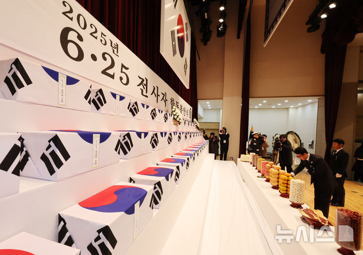 [서울=뉴시스] 배훈식 기자 = 김민석 국무총리가 15일 오전 서울 동작구 국립서울현충원에서 열린 2025년 6.25 전사자 합동봉안식에서 헌화하고 있다. 2025.12.15. dahora83@newsis.com