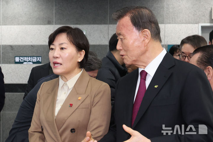 [서울=뉴시스] 권창회 기자 = 송미령 농림축산식품부 장관과 홍문표 한국농수산식품유통공사 사장이 15일 오전 서울 서초구 양재 aT센터에서 열린 2025 농산물유통 혁신대전에서 부스를 돌아보며 대화를 나누고 있다. 2025.12.15. kch0523@newsis.com