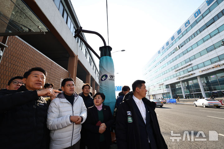 [서울=뉴시스] 최진석 기자 = 오세훈 서울시장이 15일 서울 광진구 동서울터미널 부지 현장 시찰에 나서 개발 대상지를 살펴보고 있다. 2025.12.15. myjs@newsis.com