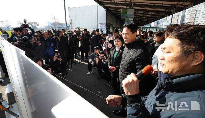 [서울=뉴시스] 최진석 기자 = 오세훈 서울시장이 15일 서울 광진구 동서울터미널 부지 현장을 찾아 공공개발담당관으로부터 개발계획 보고를 받고 있다. 2025.12.15. myjs@newsis.com