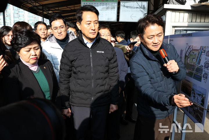 [서울=뉴시스] 최진석 기자 = 오세훈 서울시장이 15일 서울 광진구 동서울터미널 부지 현장을 찾아 공공개발담당관으로부터 개발계획 보고를 받고 있다. 2025.12.15. myjs@newsis.com