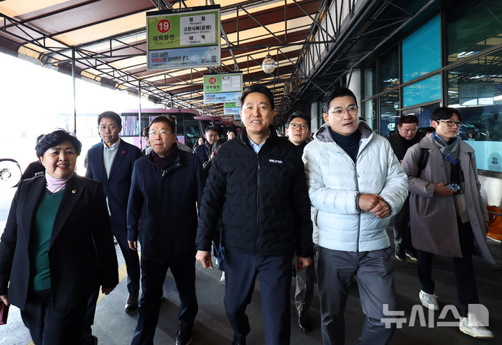 [서울=뉴시스] 최진석 기자 = 오세훈 서울시장이 15일 서울 광진구 동서울터미널 부지 현장시찰을 하고 있다. 2025.12.15. myjs@newsis.com