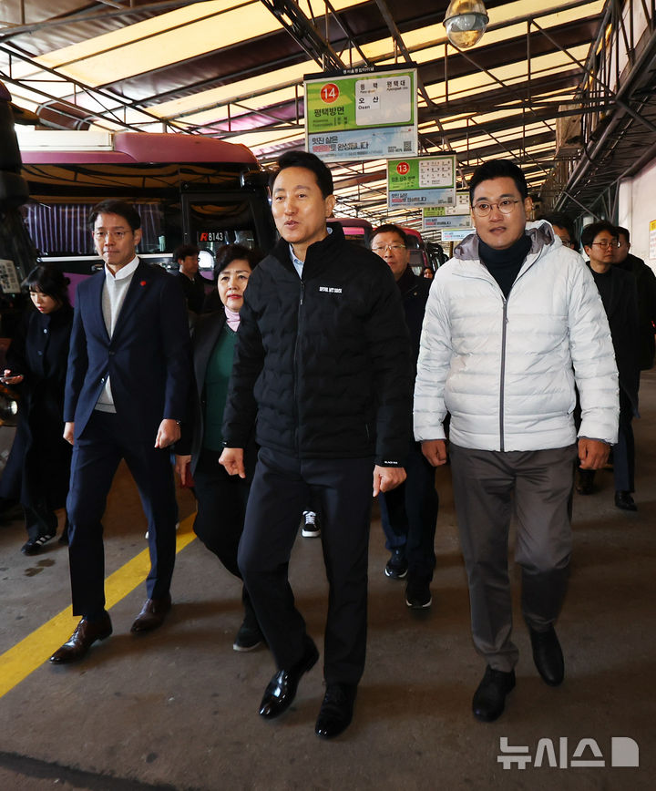 [서울=뉴시스] 최진석 기자 = 오세훈 서울시장이 15일 서울 광진구 동서울터미널 부지 현장시찰을 하고 있다. 2025.12.15. myjs@newsis.com