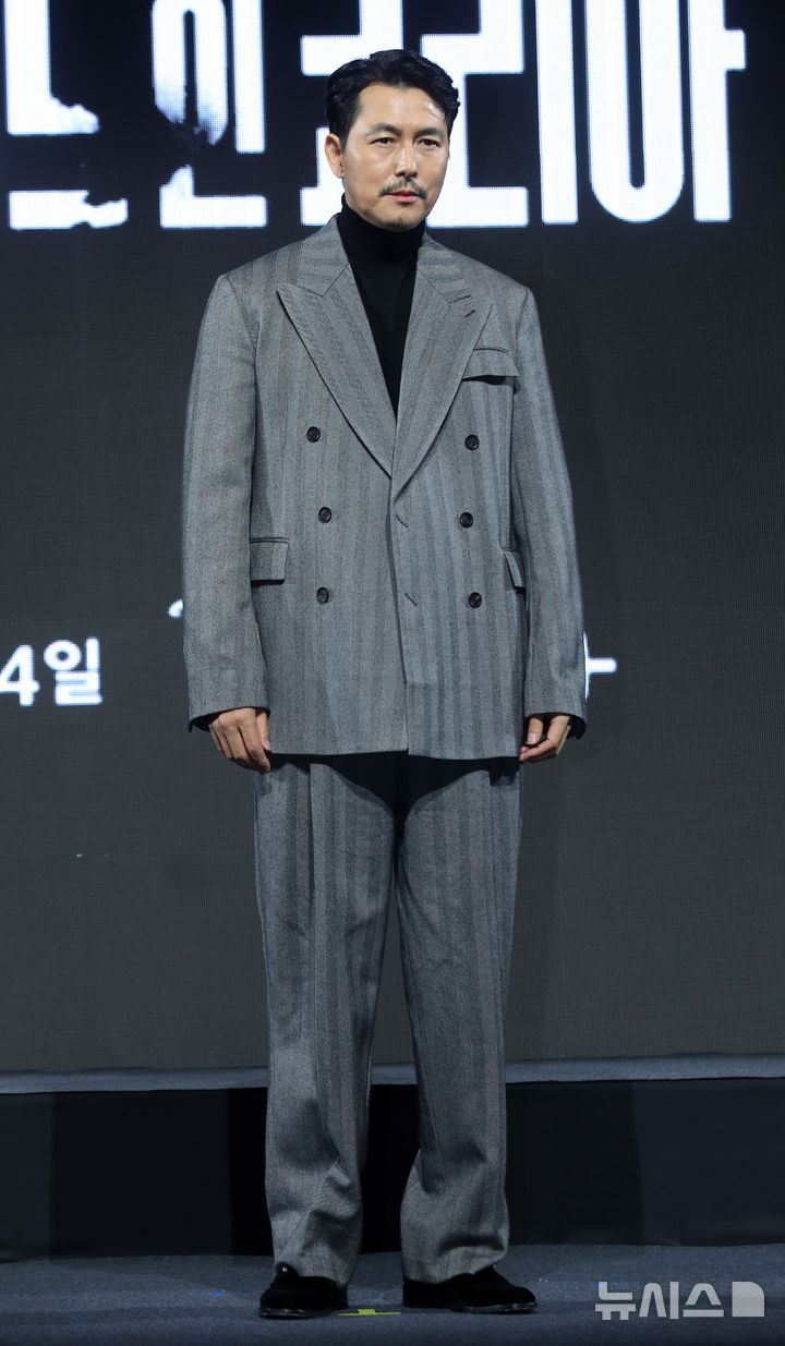 [서울=뉴시스] 김혜진 기자 = 배우 정우성이 15일 오전 서울 강남구 그랜드인터컨티넨탈 파르나스에서 열린 디즈니 플러스 오리지널 시리즈 '메이드 인 코리아' 제작발표회에서 포즈를 취하고 있다. 2025.12.15. jini@newsis.com