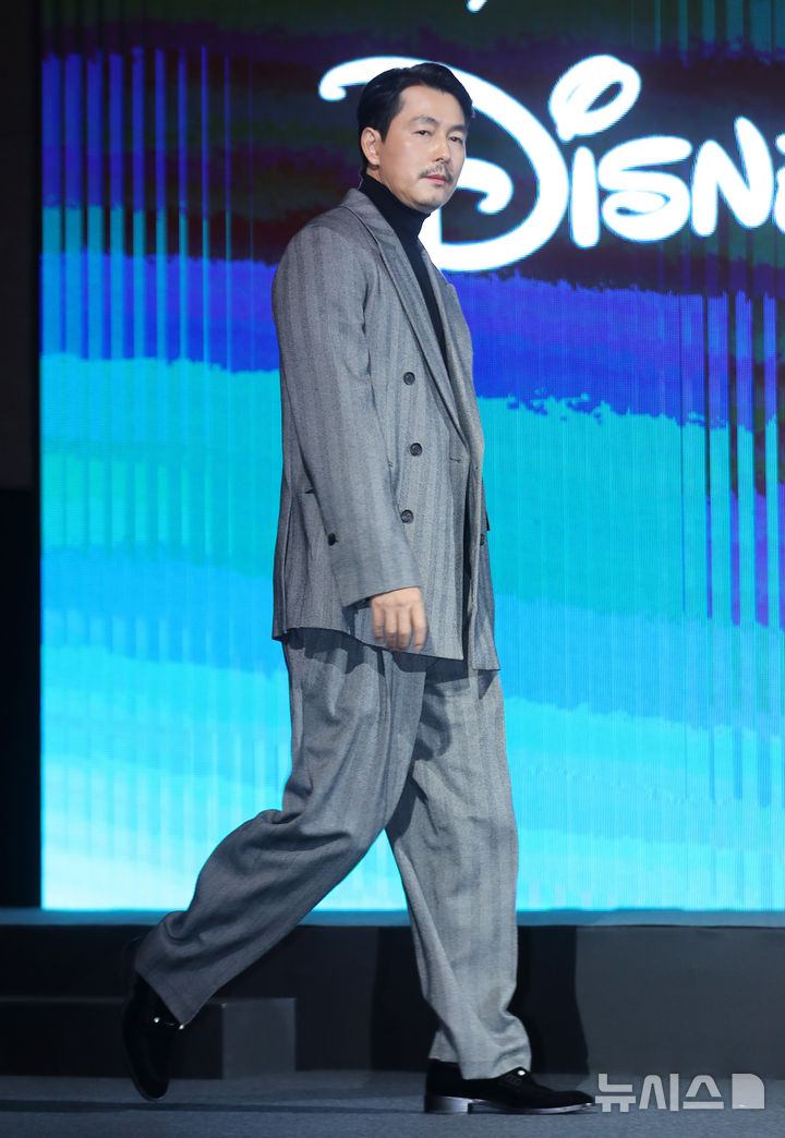 [서울=뉴시스] 김혜진 기자 = 배우 정우성이 15일 오전 서울 강남구 그랜드인터컨티넨탈 파르나스에서 열린 디즈니 플러스 오리지널 시리즈 '메이드 인 코리아' 제작발표회에서 포즈를 취하고 있다. 2025.12.15. jini@newsis.com