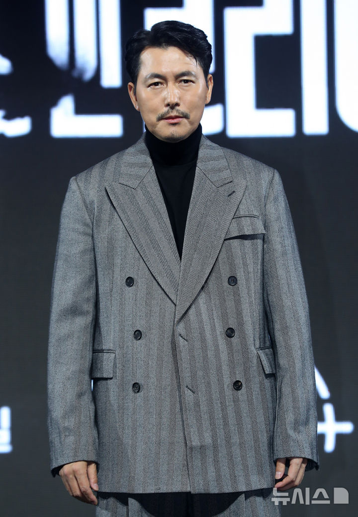 [서울=뉴시스] 김혜진 기자 = 배우 정우성이 15일 오전 서울 강남구 그랜드인터컨티넨탈 파르나스에서 열린 디즈니 플러스 오리지널 시리즈 '메이드 인 코리아' 제작발표회에서 포즈를 취하고 있다. 2025.12.15. jini@newsis.com