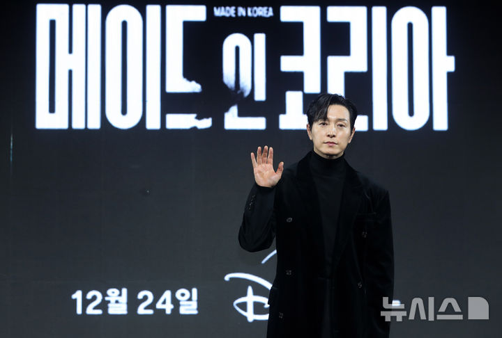 [서울=뉴시스] 김혜진 기자 = 배우 정성일이 15일 오전 서울 강남구 그랜드인터컨티넨탈 파르나스에서 열린 디즈니 플러스 오리지널 시리즈 '메이드 인 코리아' 제작발표회에서 포즈를 취하고 있다. 2025.12.15. jini@newsis.com