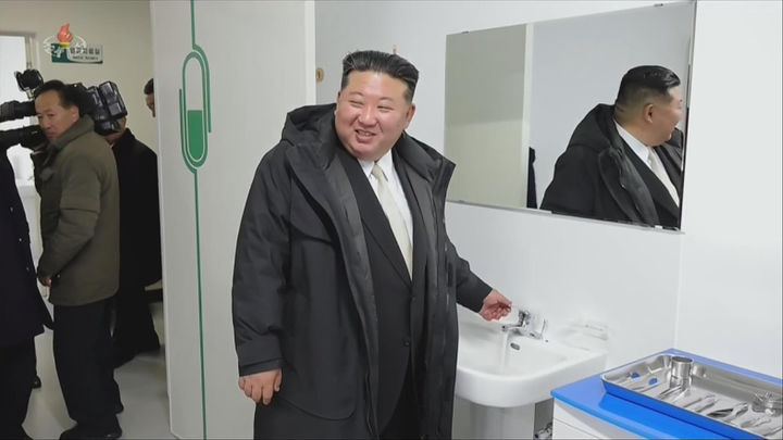 [서울=뉴시스] 조선중앙TV는 김정은 북한 국무위원장이 지난 13일 열린 구성시병원 준공식에 참석해 병원 시설 등을 둘러봤다고 14일 보도했다. (사진=조선중앙TV 캡쳐) 2025.12.15. photo@newsis.com *재판매 및 DB 금지