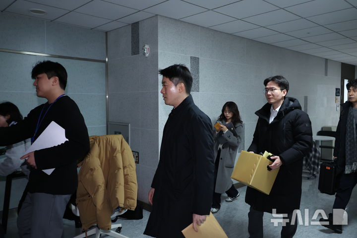 [서울=뉴시스] 김금보 기자 = 경찰이 15일 서울 여의도 국회 의원회관에서 통일교 금품 수수 의혹을 받는 전재수 더불어민주당 의원 사무실로 압수수색을 하기 위해 들어가고 있다. 2025.12.15. kgb@newsis.com