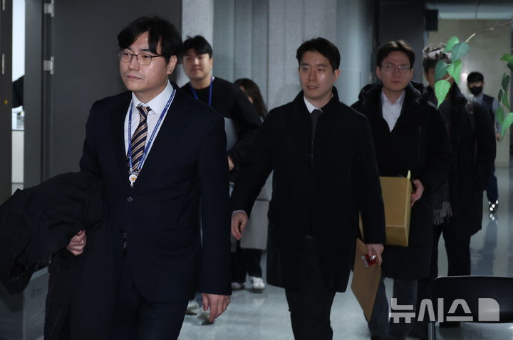 [서울=뉴시스] 김금보 기자 = 경찰이 15일 서울 여의도 국회 의원회관에서 통일교 금품 수수 의혹을 받는 전재수 더불어민주당 의원 사무실로 압수수색을 하기 위해 들어가고 있다. 2025.12.15. kgb@newsis.com