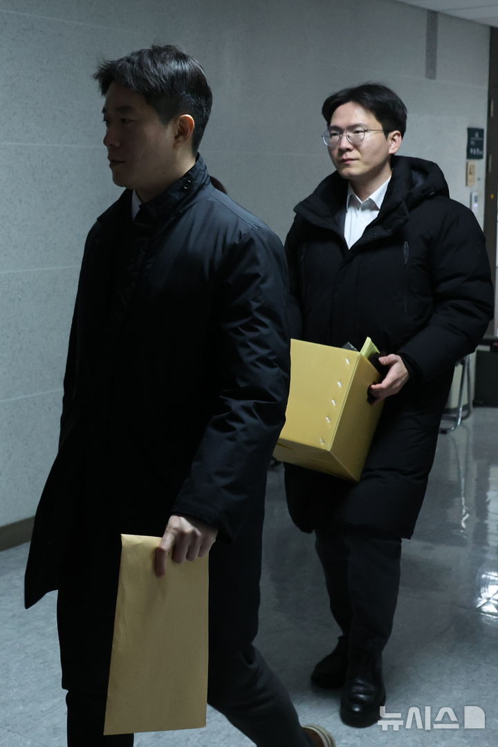 [서울=뉴시스] 김금보 기자 = 경찰이 15일 서울 여의도 국회 의원회관에서 통일교 금품 수수 의혹을 받는 전재수 더불어민주당 의원 사무실로 압수수색을 하기 위해 들어가고 있다. 2025.12.15. kgb@newsis.com