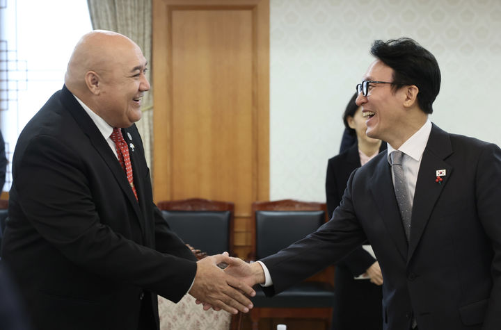 [서울=뉴시스] 추상철 기자 = 김민석 국무총리가 15일 오전 서울 종로구 정부서울청사에서 사이아 마우 피우칼라 WHO 서태평양지역 사무처장과 면담에 앞서 인사하고 있다. (사진= 총리실 제공) 2025.12.15. photo@newsis.com *재판매 및 DB 금지