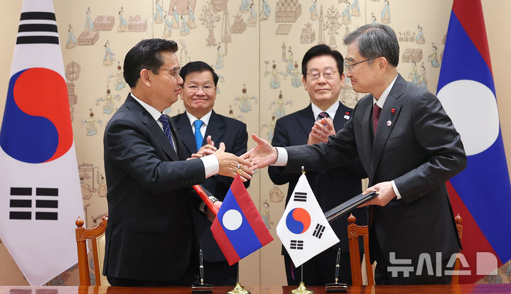 [서울=뉴시스] 최동준 기자 =  조현 외교부 장관과 싸이싸나 콧푸톤 라오스 검찰총장이 15일 용산 대통령실에서 이재명 대통령과 통룬 시술릿 라오스 국가주석이 임석한 가운데 범죄인인도 조약 체결식을 하고 있다. (대통령실통신사진기자단) 2025.12.15. photocdj@newsis.com