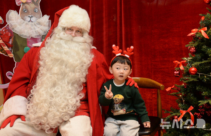 [울산=뉴시스] 배병수 기자 = 울산을 찾은 핀란드공인 산타클로스가 15일 울산 남구 롯데백화점8층 문화센터에서 어린이와 기념촬영을 하고 있다.2025.12.15.bbs@newsis.com.