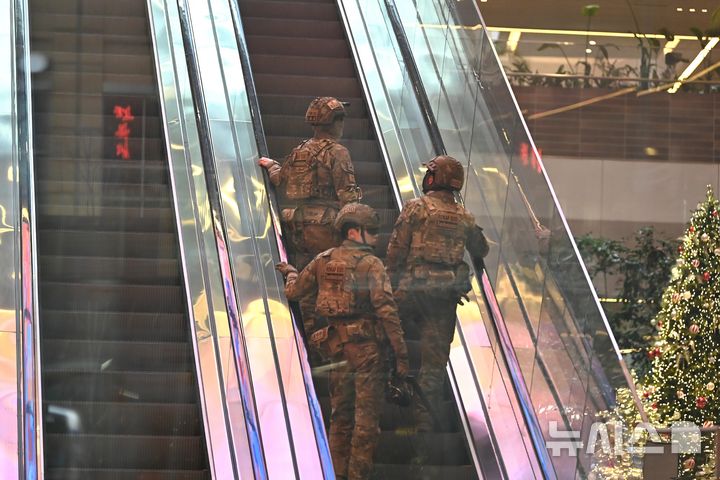 [성남=뉴시스] 김종택 기자 = 15일 카카오 사옥에 폭발물을 설치했다는 협박성 메시지가 접수돼 카카오가 전 직원을 재택근무로 긴급 전환했다.사진은 이날 수색작업이 진행 중인 경기 성남시 분당구 카카오 판교아지트. 2025.12.15. jtk@newsis.com