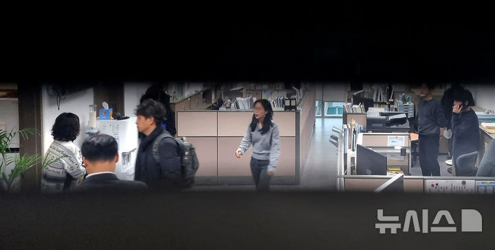 [서울=뉴시스] 김금보 기자 = 경찰이 15일 서울 여의도 국회 의원회관에서 통일교 금품 수수 의혹을 받는 전재수 전 해양수산부 장관의 사무실을 압수수색 하고 있다. 2025.12.15. kgb@newsis.com