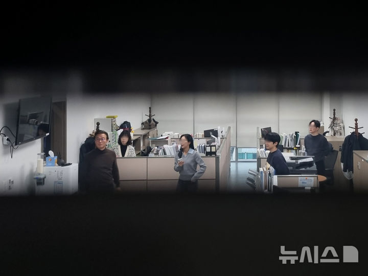 [서울=뉴시스] 김금보 기자 = 통일교 금품 수수 의혹을 받는 전재수 전 해양수산부 장관이 15일 서울 여의도 국회 의원회관 내 자신의 사무실에서 경찰의 압수수색을 지켜보고 있다. 2025.12.15. kgb@newsis.com