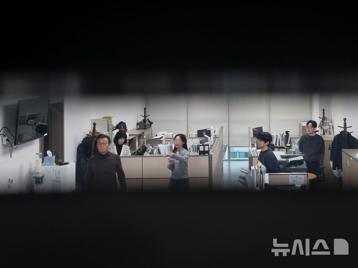 [서울=뉴시스] 김금보 기자 = 통일교 금품 수수 의혹을 받는 전재수 전 해양수산부 장관이 15일 서울 여의도 국회 의원회관 내 자신의 사무실에서 경찰의 압수수색을 지켜보고 있다. 2025.12.15. kgb@newsis.com