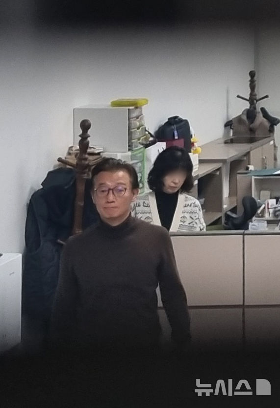 [서울=뉴시스] 김금보 기자 = 통일교 금품 수수 의혹을 받는 전재수 전 해양수산부 장관이 15일 서울 여의도 국회 의원회관 내 자신의 사무실에서 경찰의 압수수색을 지켜보고 있다. 2025.12.15. kgb@newsis.com