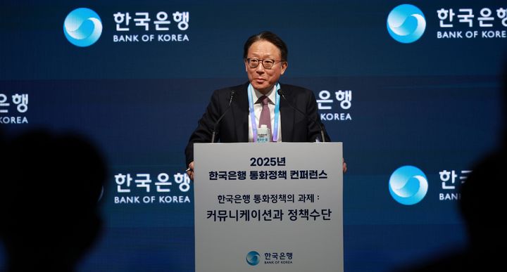 [서울=뉴시스] 신성환 한국은행 금융통화위원이 15일 오후 서울 중구 한국은행에서 열린 2025 한국은행 통화정책 컨퍼런스에서 기조연설을 하고 있다. (사진=한국은행 제공) 2025.12.15. photo@newsis.com *재판매 및 DB 금지