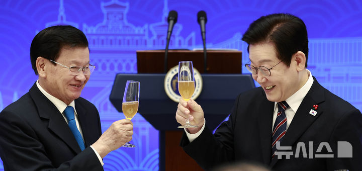 [서울=뉴시스] 최동준 기자 = 이재명 대통령과 통룬 시술릿 라오스 국가주석이 15일 서울 용산 대통령실에서 열린 한-라오스 공식오찬에서 건배하고 있다. 2025.12.15. photocdj@newsis.com