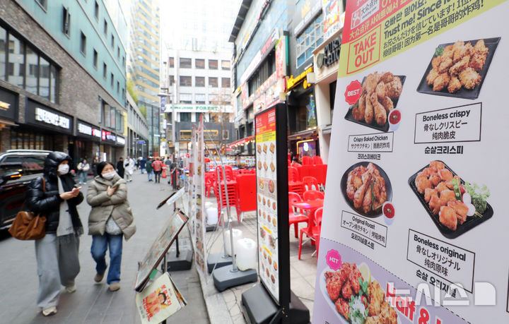 [서울=뉴시스] 김혜진 기자 = 15일 서울 시내 한 치킨전문점 앞에 메뉴판이 붙어 있다.2025.12.15. jini@newsis.com