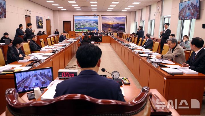 [서울=뉴시스] 조성봉 기자 = 복기왕 국회 국토위 교통법안심사소위원장이 2025년 12월15일 오후 서울 여의도 국회에서 열린 국토교통위원회 교통법안심사소위원회에서 회의를 주재하고 있다. 2025.12.15. suncho21@newsis.com