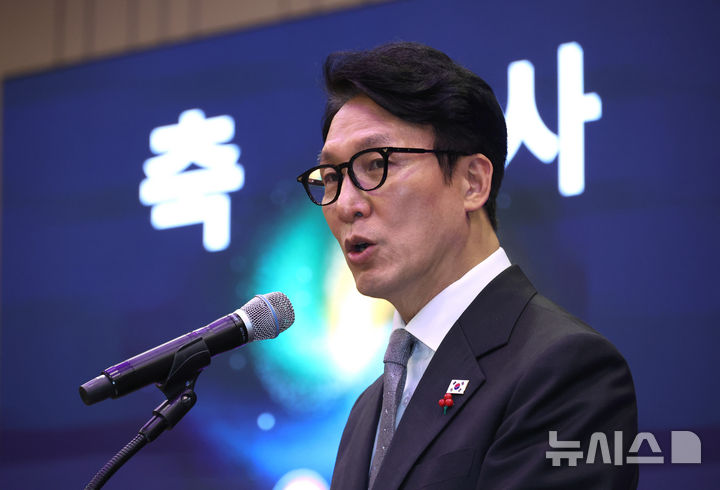 [서울=뉴시스] 김금보 기자 = 김민석 국무총리가 15일 서울 여의도 국회박물관에서 열린 사회대개혁위원회 출범 및 개혁과제 수립을 위한 정책포럼에서 축사를 하고 있다. 2025.12.15. kgb@newsis.com