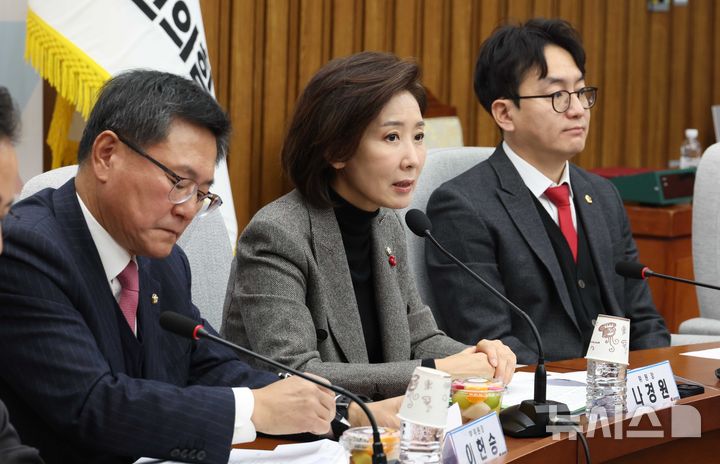 [서울=뉴시스] 조성봉 기자 = 나경원 국민의힘 지방선거총괄기획단위원장이 15일 오후 서울 여의도 국회에서 열린 지방선거총괄기획단 -전국청년지방의원협의회 연석회의에서 발언을 하고 있다. 2025.12.15. suncho21@newsis.com