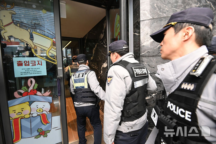 [성남=뉴시스] 김종택 기자 = 경기 성남시 분당구 카카오 판교아지트 건물 폭파 협박 신고가 접수된 15일 경찰이 수색을 하고 있다.&nbsp; 이날 카카오는 만일의 상황에 대비해 전 직원을 재택근무로 전환 했다. 2025.12.15. jtk@newsis.com