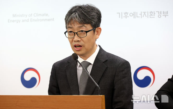 [세종=뉴시스] 강종민 기자 = 권병철 기후에너지환경부 열산업혁신과장이 지난 15일 세종시 정부세종청사에서 열에너지 탈탄소화의 핵심 히트펌프 보급 활성화 방안을 설명하고 있다. 2025.12.16. ppkjm@newsis.com