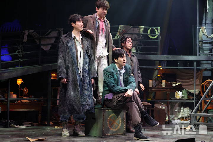 [서울=뉴시스] 박진희 기자 = 뮤지컬 '시지프스' 출연 배우들이 15일 서울 종로구 YES24 스테이지에서 주요 장면을 시연하고 있다. 2025.12.15. pak7130@newsis.com