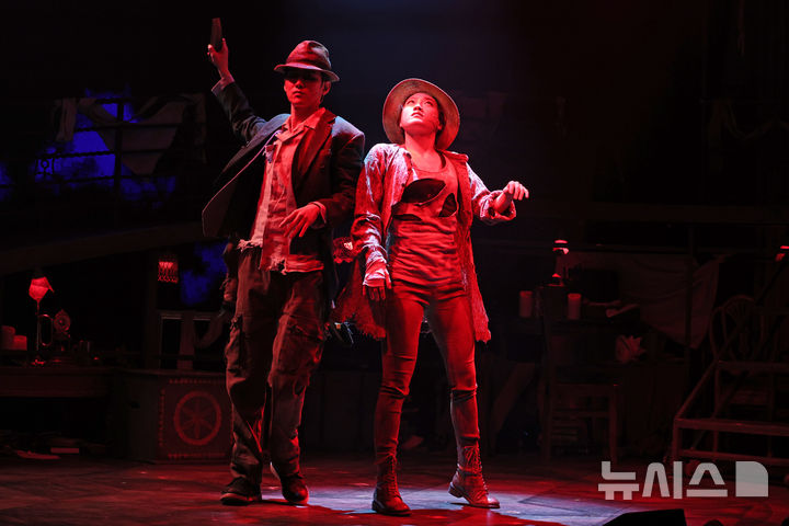 [서울=뉴시스] 박진희 기자 = 뮤지컬 '시지프스' 출연 배우들이 15일 서울 종로구 YES24 스테이지에서 주요 장면을 시연하고 있다. 2025.12.15. pak7130@newsis.com