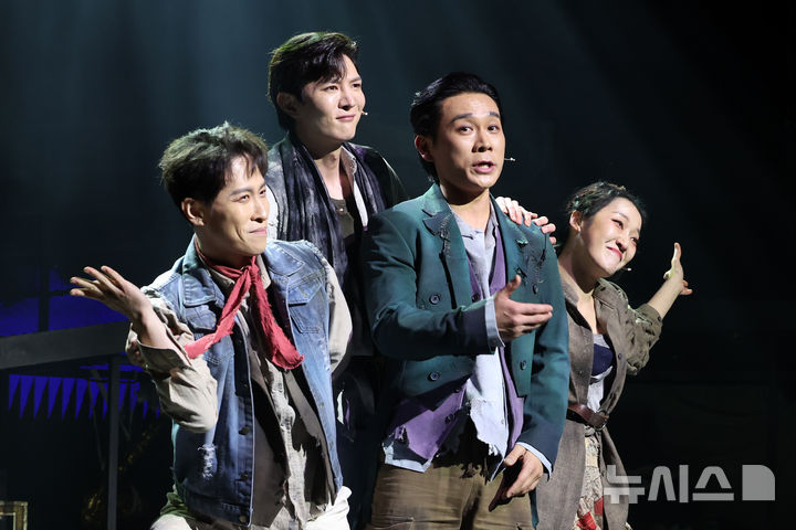 [서울=뉴시스] 박진희 기자 = 뮤지컬 '시지프스' 출연 배우들이 15일 서울 종로구 YES24 스테이지에서 주요 장면을 시연하고 있다. 2025.12.15. pak7130@newsis.com