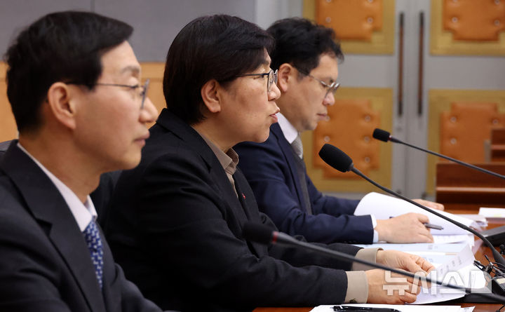 [서울=뉴시스] 추상철 기자 = 정은경 보건복지부 장관이 15일 오후 서울 종로구 정부서울청사에서 열린 제7차 국민연금기금운용위원회에서 발언하고 있다. 2025.12.15. scchoo@newsis.com