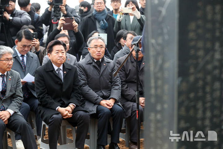 [제주=뉴시스] 우장호 기자 = 오영훈 제주지사가 15일 오후 제주시 산록도로 한울공원 인근 도로변에 있는 고(故) 박진경 대령 추도비 옆에서 열린 제주4·3의 진실을 담은 '바로 세운 진실' 안내판 설치 행사를 어두운 얼굴로 지켜보고 있다.이재명 대통령은 지난 14일 국가보훈부에 박진경 대령에 대한 국가유공자 지정 취소를 검토하라고 지시했다. 박 대령 국가유공자 지정 논란이 불거진 지 닷새 만이다. 2025.12.15. woo1223@newsis.com