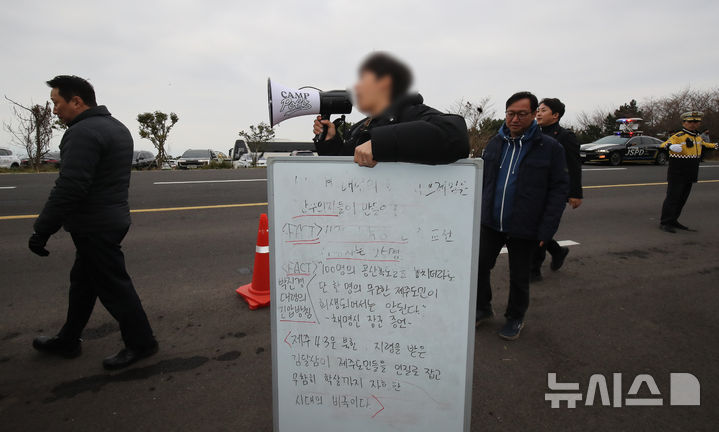 [제주=뉴시스] 우장호 기자 = 15일 오후 제주시 산록도로 한울공원 인근 도로변에 있는 고(故) 박진경 대령 추도비 옆에서 열린 제주4·3의 진실을 담은 '바로 세운 진실' 안내판 설치 행사에서 반대단체 관계자가 항의하고 있다.이재명 대통령은 지난 14일 국가보훈부에 박진경 대령에 대한 국가유공자 지정 취소를 검토하라고 지시했다. 박 대령 국가유공자 지정 논란이 불거진 지 닷새 만이다. 2025.12.15. woo1223@newsis.com