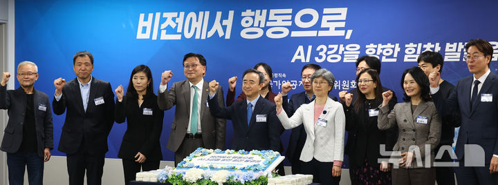 [서울=뉴시스] 박주성 기자 = 임문영 국가인공지능전력위원회 부위원장과 참석자들이 지난해 12월 15일 오후 서울 중구 서울스퀘어에서 열린 대통령 직속 국가인공지능전략위원회 출범 100일 기자간담회에서 슬로건을 외치고 있다. 2025.12.15. park7691@newsis.com