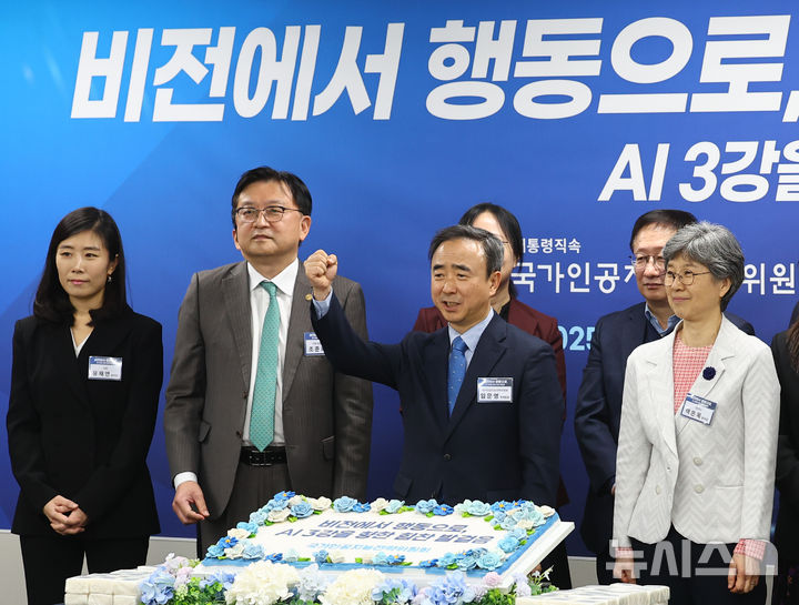 [서울=뉴시스] 박주성 기자 = 임문영 국가인공지능전력위원회 부위원장이 지난 15일 오후 서울 중구 서울스퀘어에서 열린 대통령 직속 국가인공지능전략위원회 출범 100일 기자간담회에서 슬로건을 외치고 있다. 2025.12.15. park7691@newsis.com