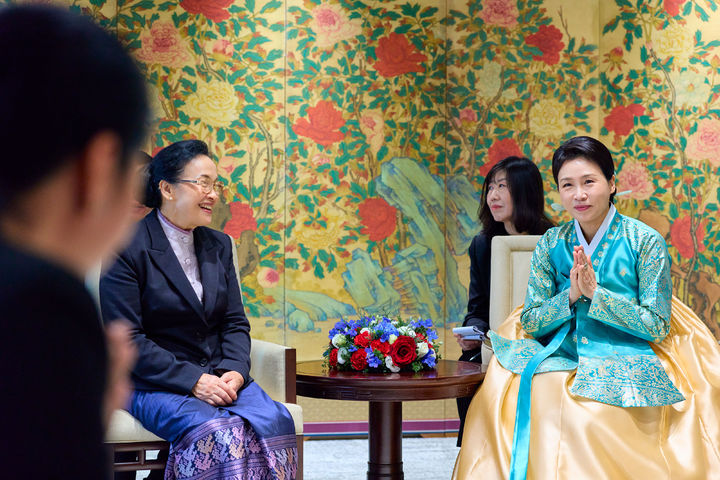 [서울=뉴시스] 최동준 기자 = 김혜경 여사가 15일 서울 용산 대통령실에서 한-라오스 정상회담 계기 방한 중인 통룬 시술릿 라오스 국가주석 부인 날리 시술릿 여사와 환담하며 인사하고 있다. (사진=대통령실 제공) 2025.12.15. photo@newsis.com *재판매 및 DB 금지
