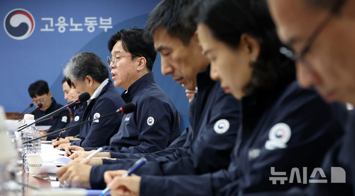 [세종=뉴시스] 강종민 기자 = 김영훈 고용노동부 장관이 지난해 12월 15일 세종시 정부세종청사에서 열린 2025년 전국 기관장 회의에서 발언하고 있다. 2025.12.15. ppkjm@newsis.com