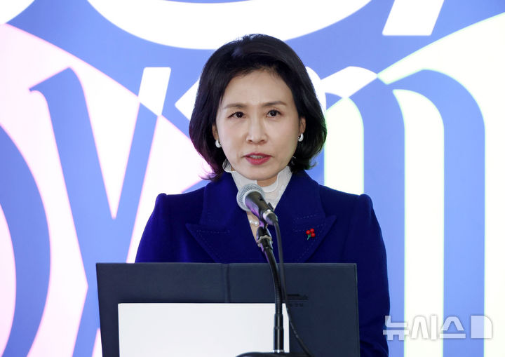 [서울=뉴시스] 최동준 기자 = 김혜경 여사가 15일 서울 중구 서울시립미술관에서 열린 한-UAE 공동기획 전시 '근접한 세계' 개막식에서 인사말을 하고 있다. (대통령실통신사진기자단) 2025.12.15. photocdj@newsis.com