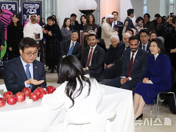 [서울=뉴시스] 최동준 기자 = 김혜경 여사가 15일 서울 중구 서울시립미술관에서 열린 한-UAE 공동기획 전시 '근접한 세계' 개막식에서 최휘영 문화체육관광부 장관이 참여한 퍼포먼스를 관람하고 있다. (대통령실통신사진기자단) 2025.12.15. photocdj@newsis.com
